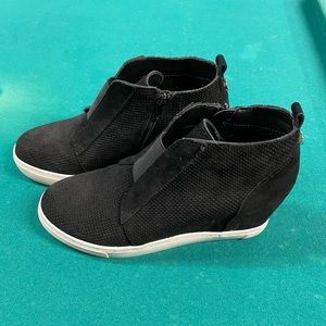 Steve Madden tennis shoe wedge. Size 9